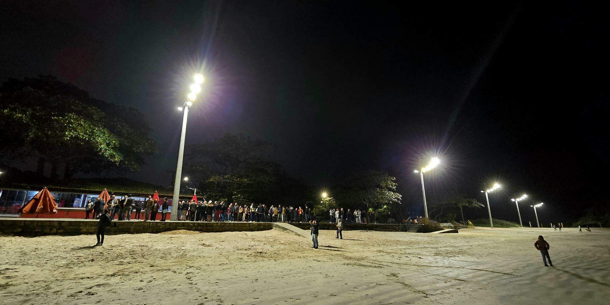 Em cerca de 20 dias, instalaram-se 14 postes de concreto armado e 84 luminárias na calçada e na areia