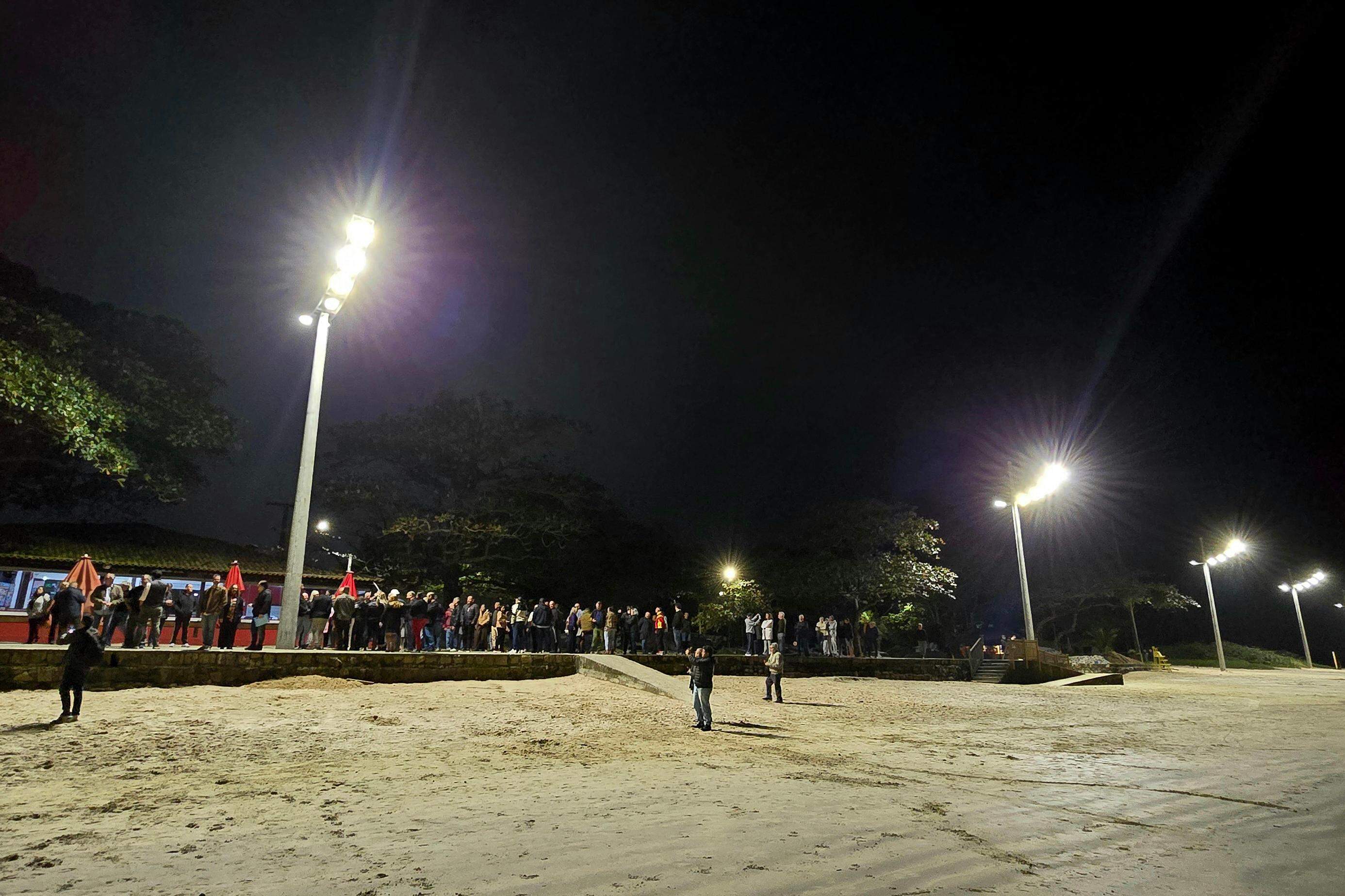 Em cerca de 20 dias, instalaram-se 14 postes de concreto armado e 84 luminárias na calçada e na areia