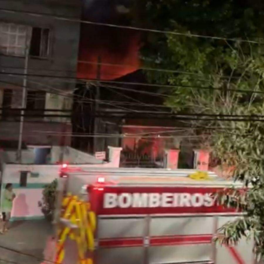 Local atingido é um galpão que funciona como garagem de caminhões
