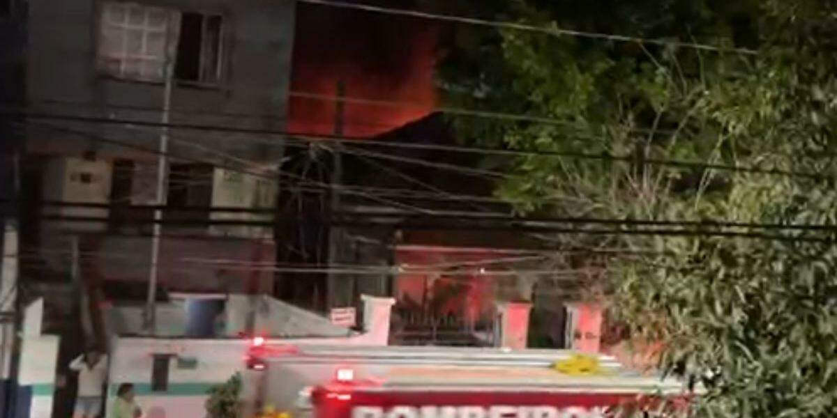 Local atingido é um galpão que funciona como garagem de caminhões