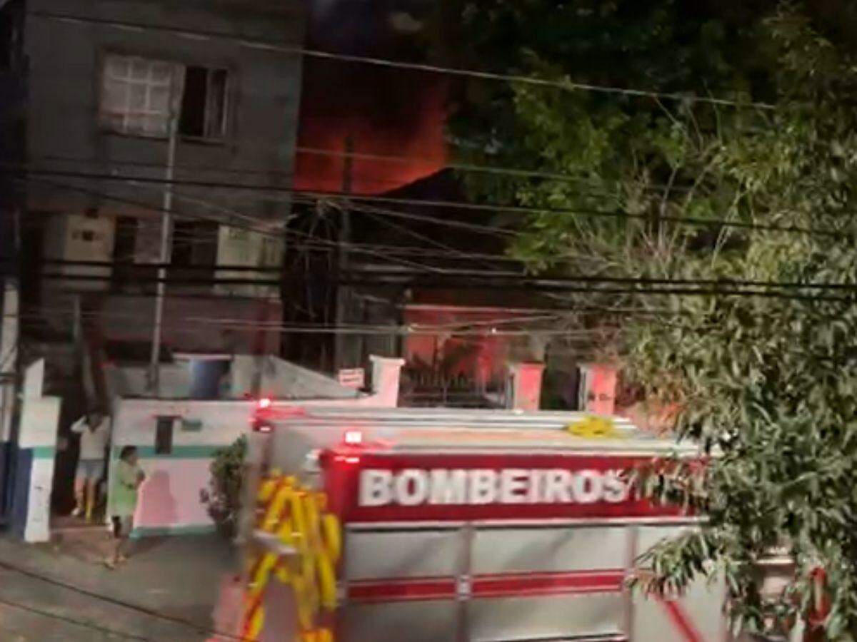 Local atingido é um galpão que funciona como garagem de caminhões