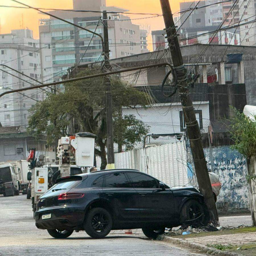 O Porsche bateu em poste na Ponta da Praia, em Santos