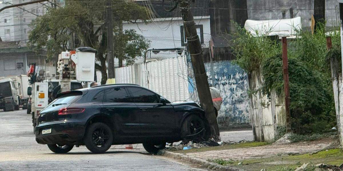 O Porsche bateu em poste na Ponta da Praia, em Santos