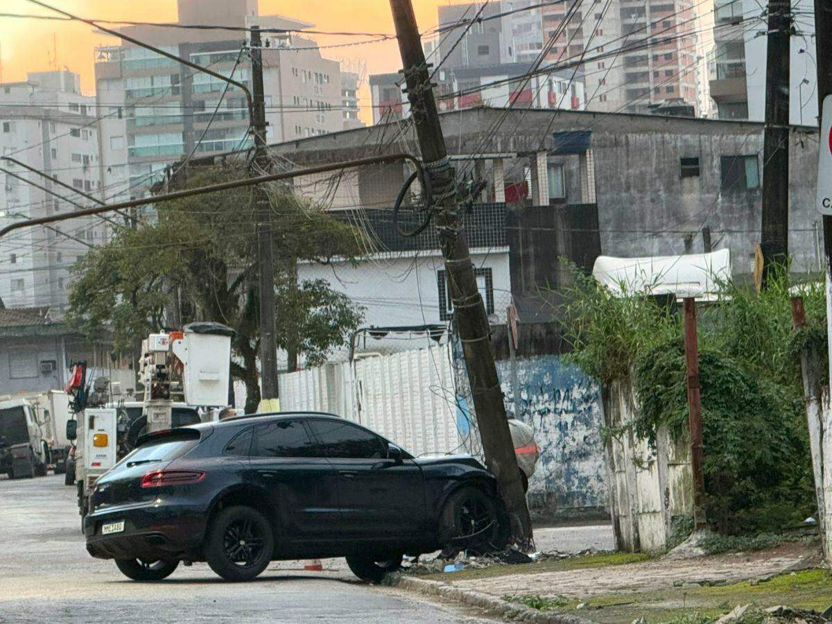 O Porsche bateu em poste na Ponta da Praia, em Santos