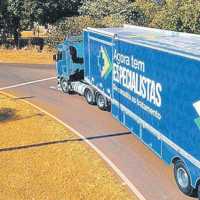 A Carreta da Ultrassonografia está estacionada em frente à UPA Rodoviária