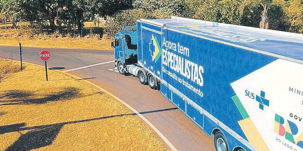 A Carreta da Ultrassonografia está estacionada em frente à UPA Rodoviária