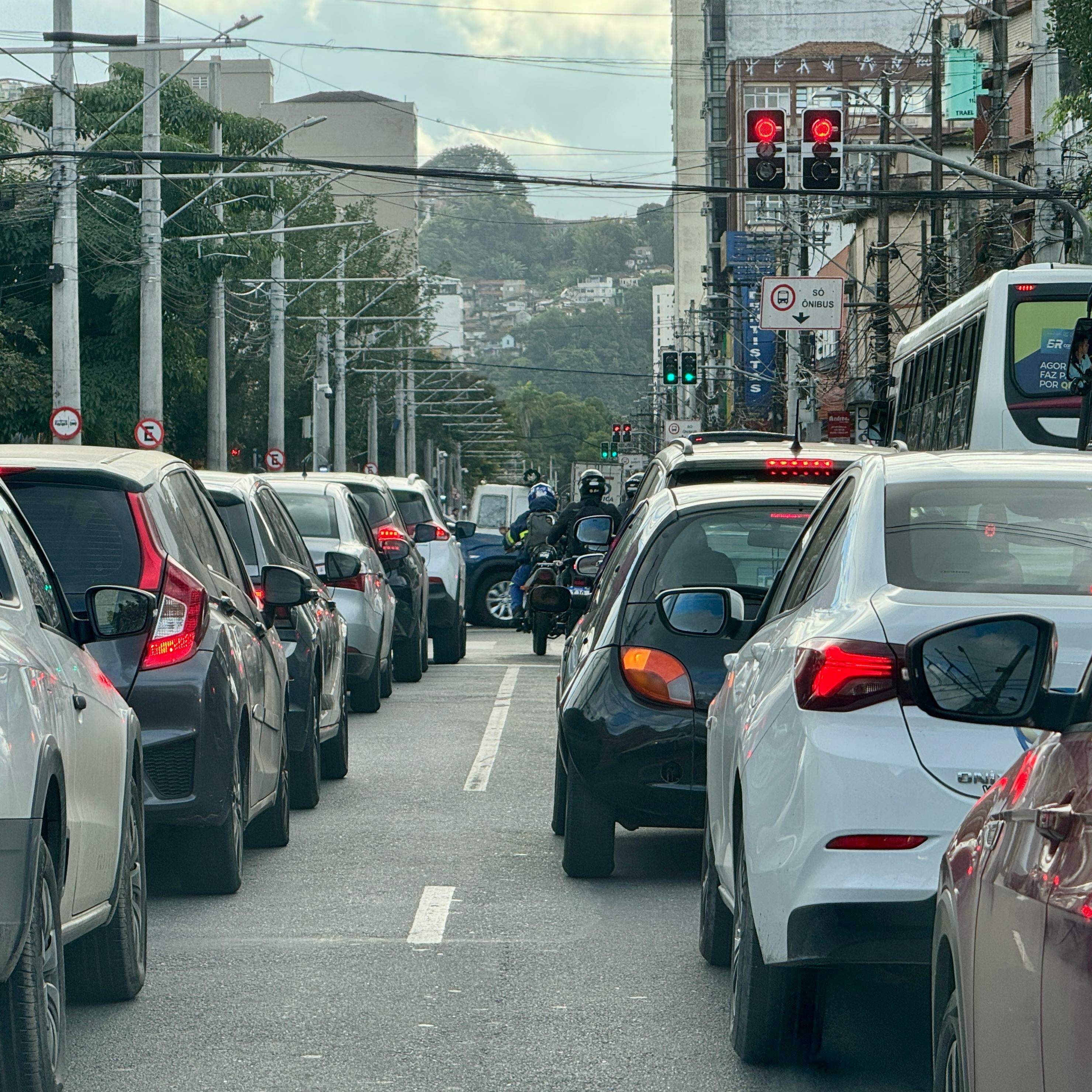 Situação tem gerado reclamações de quem trafega de carro pela via, principalmente após o início da operação do Veículo Leve sobre Trilhos