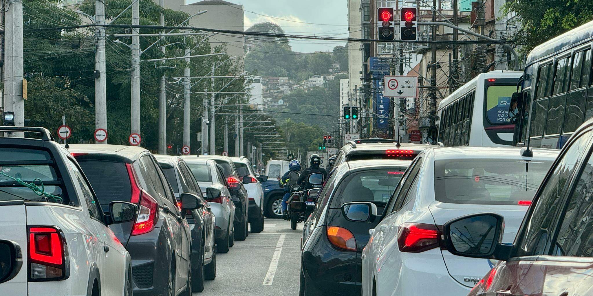 Situação tem gerado reclamações de quem trafega de carro pela via, principalmente após o início da operação do Veículo Leve sobre Trilhos
