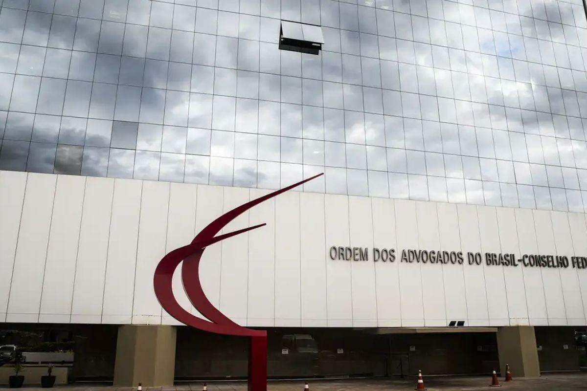 OAB pede que STF autorize comunicação entre Flávio e Jair Bolsonaro