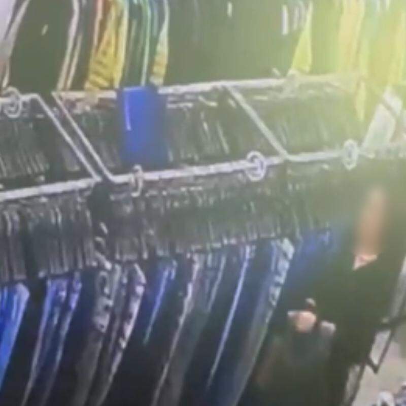 A mulher foi flagrada por câmeras de segurança
