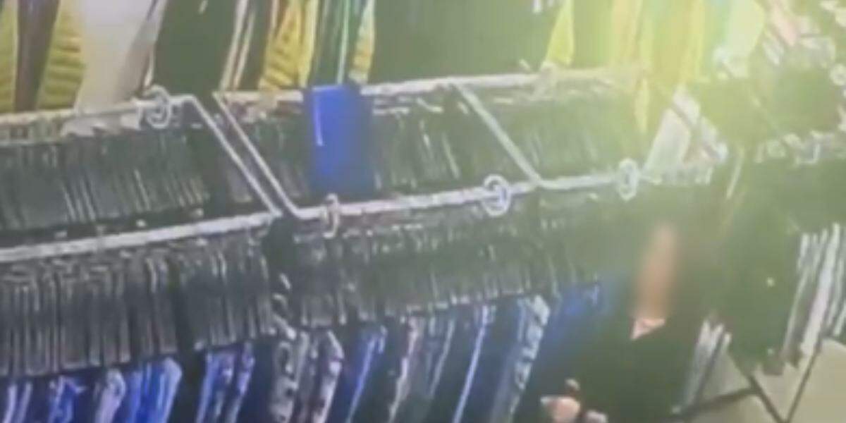 A mulher foi flagrada por câmeras de segurança