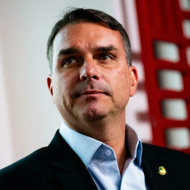 Flávio Bolsonaro propõe IA para ajudar mulheres vítimas de violência doméstica