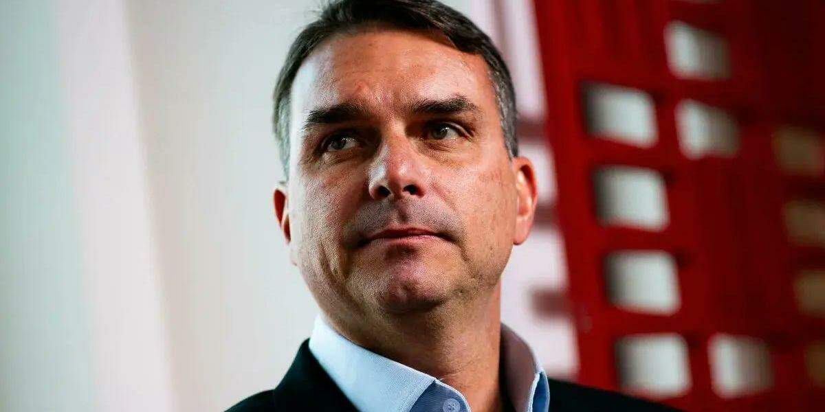 Flávio Bolsonaro propõe IA para ajudar mulheres vítimas de violência doméstica