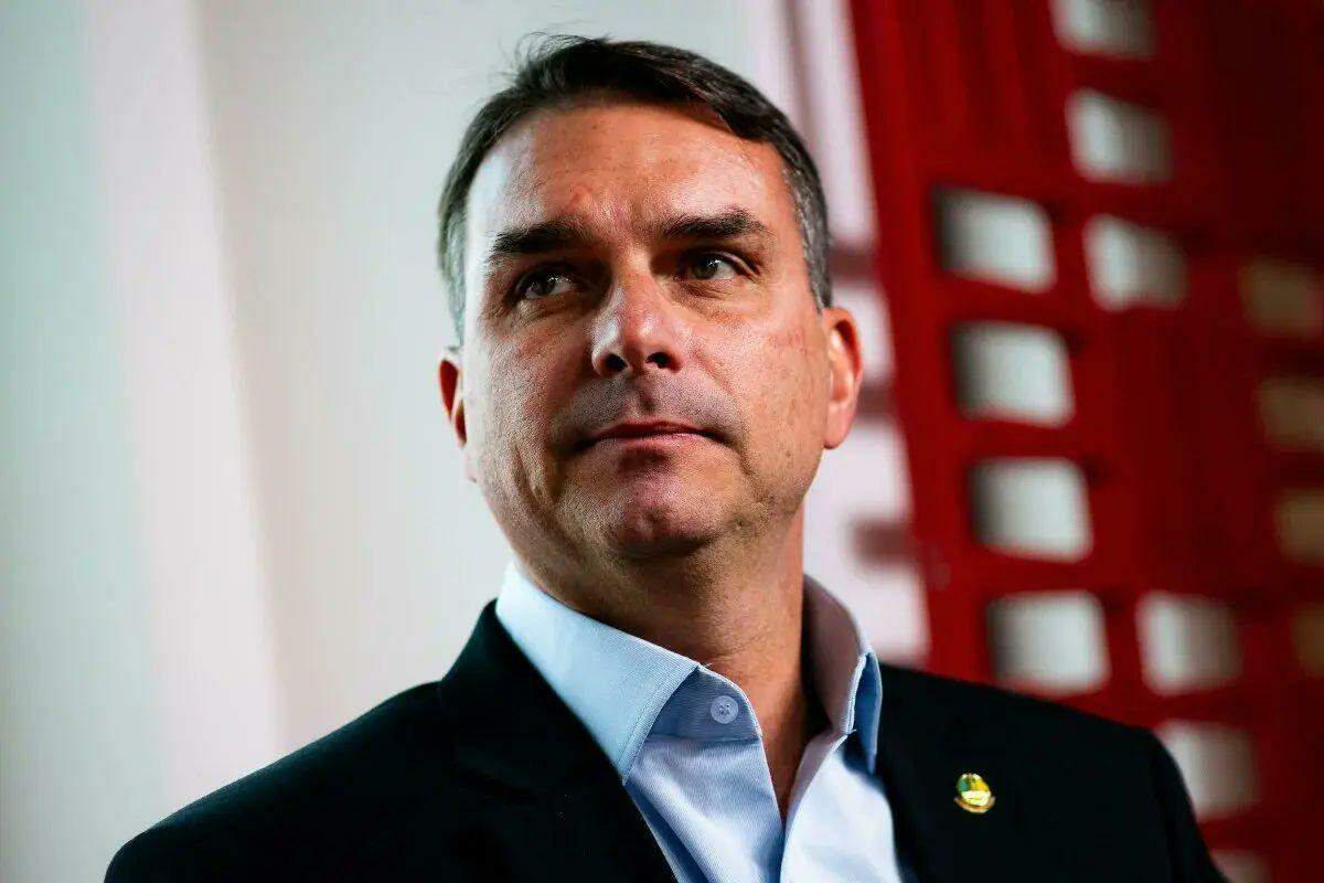 Flávio Bolsonaro propõe IA para ajudar mulheres vítimas de violência doméstica