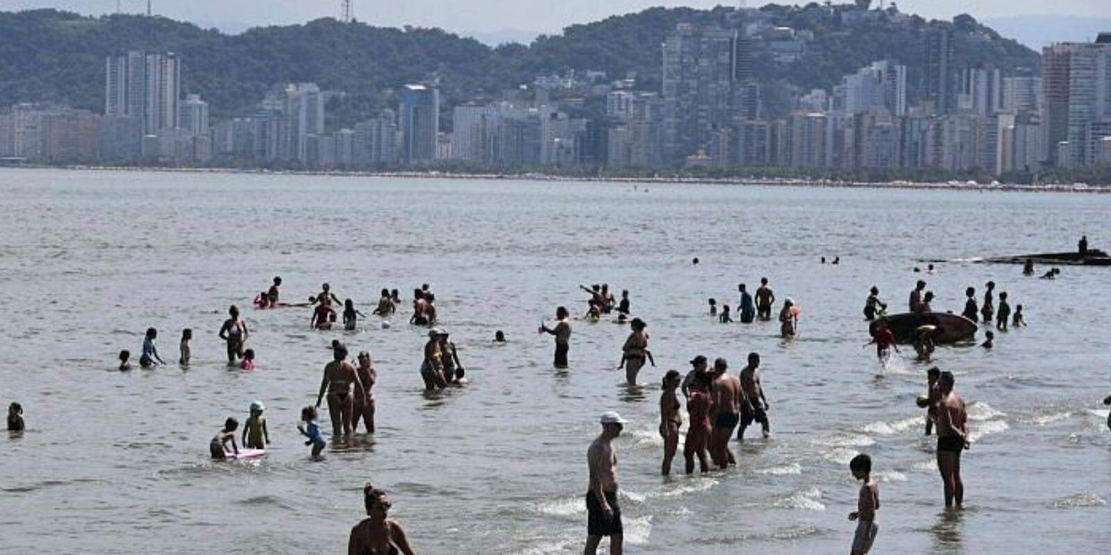Temperaturas podem chegar aos 29°C na Baixada Santista no domingo (19), trazendo dia propício para visita às praias da região