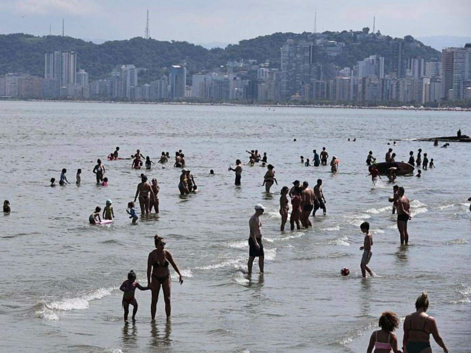Temperaturas podem chegar aos 29°C na Baixada Santista no domingo (19), trazendo dia propício para visita às praias da região