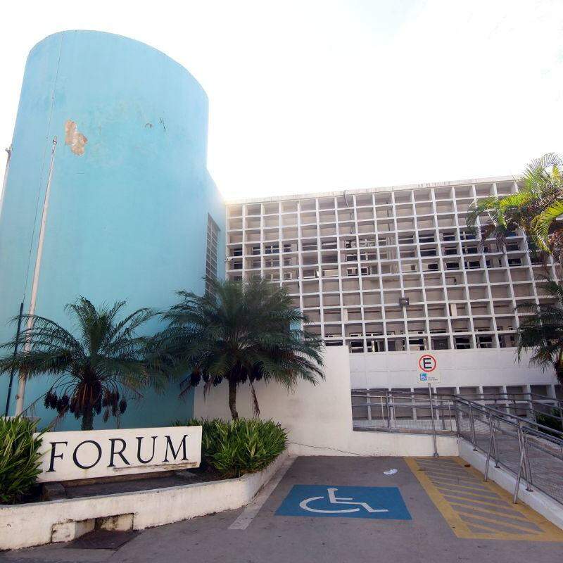 A decisão em Guarujá reconheceu que o comprador ainda poderia regularizar a dívida antes da averbação da consolidação do imóvel