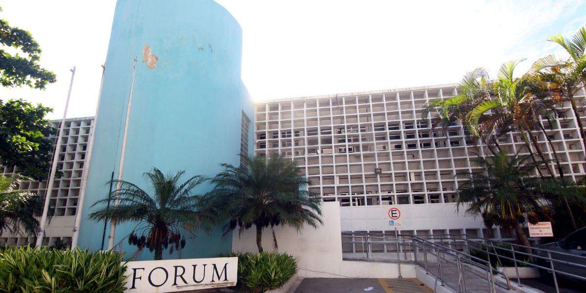 A decisão em Guarujá reconheceu que o comprador ainda poderia regularizar a dívida antes da averbação da consolidação do imóvel
