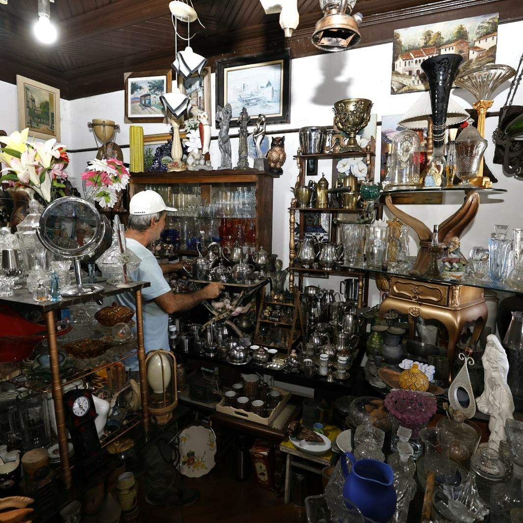 Antiquário estima ter mais de 100 mil itens e restaura objetos danificados para devolvê-los ao mercado