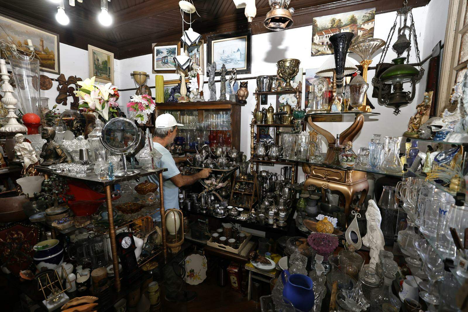 Antiquário estima ter mais de 100 mil itens e restaura objetos danificados para devolvê-los ao mercado