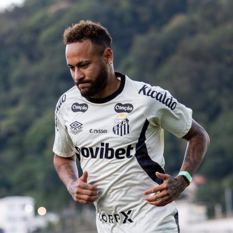 Neymar voltou aos treinos no CT Rei Pelé nesta sexta-feira (17)