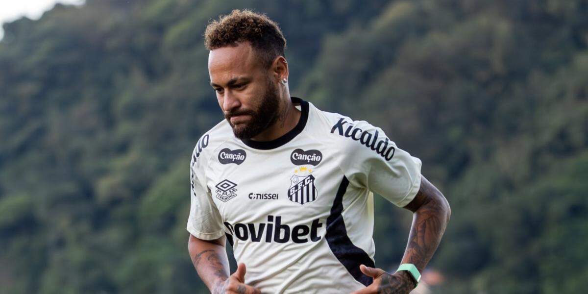 Neymar voltou aos treinos no CT Rei Pelé nesta sexta-feira (17)