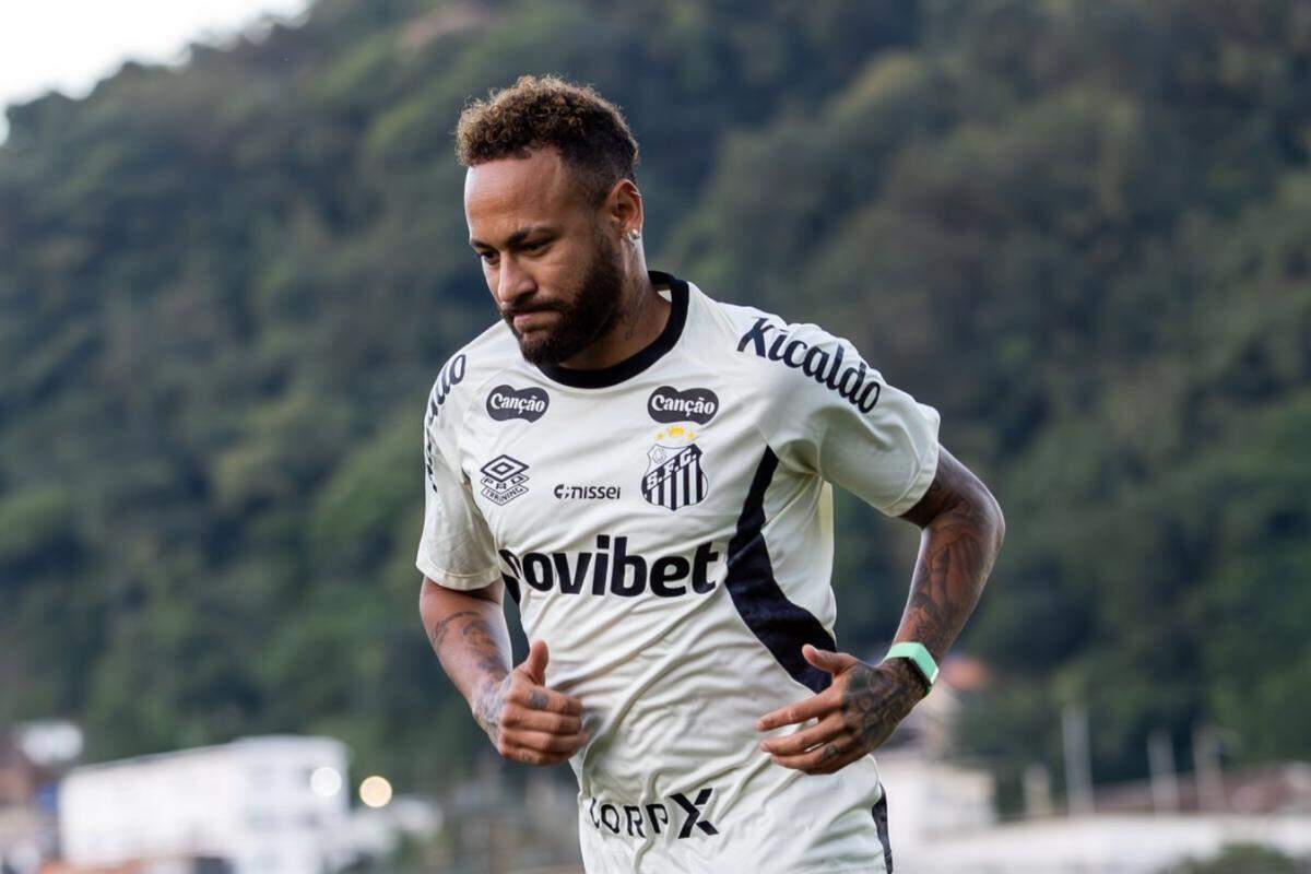 Neymar voltou aos treinos no CT Rei Pelé nesta sexta-feira (17)