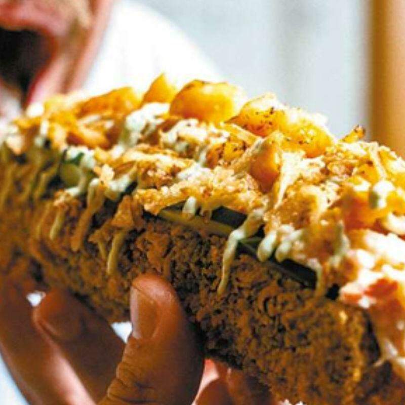 Camarões grelhados, purê de kani, maionese verde e crispy de cebola