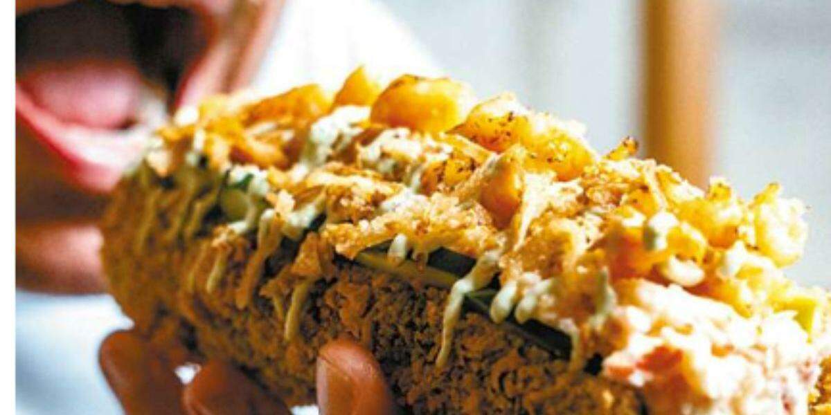 Camarões grelhados, purê de kani, maionese verde e crispy de cebola
