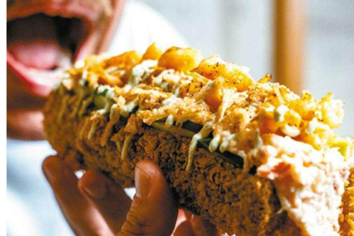 Camarões grelhados, purê de kani, maionese verde e crispy de cebola
