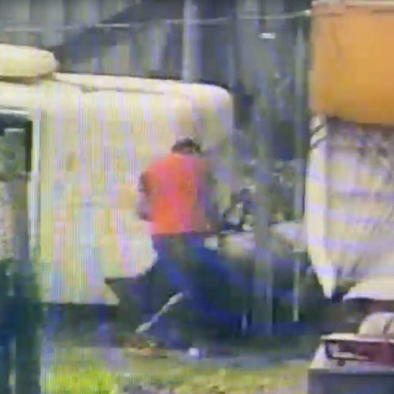 Câmeras de segurança flagraram a ação do homem