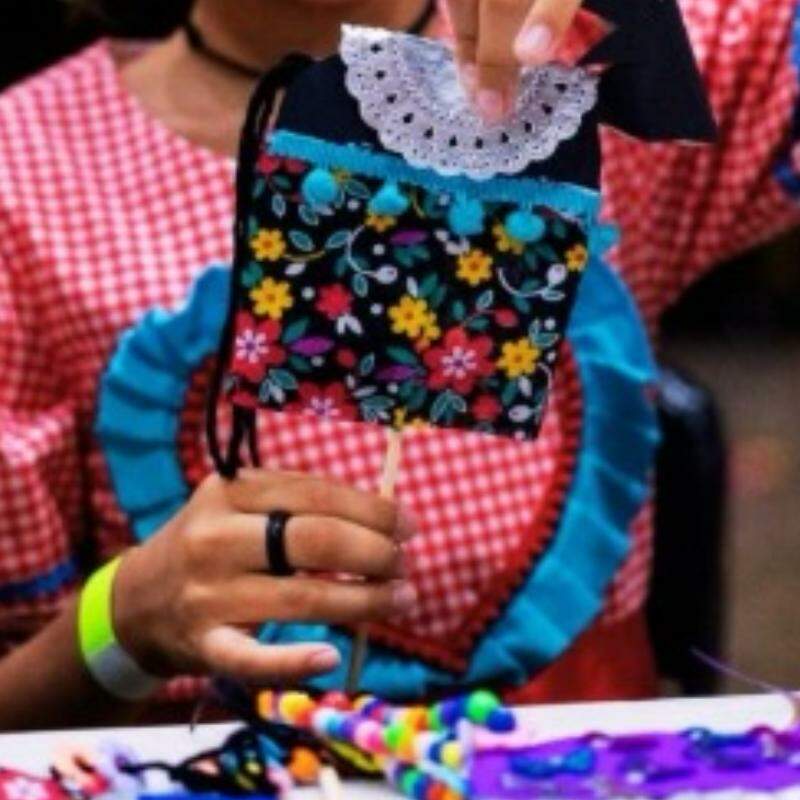 A atividade é uma oficina de brinquedo de mão, que propõe, além de fazer o boi bumbá, falar mais sobre a cultura brasileira