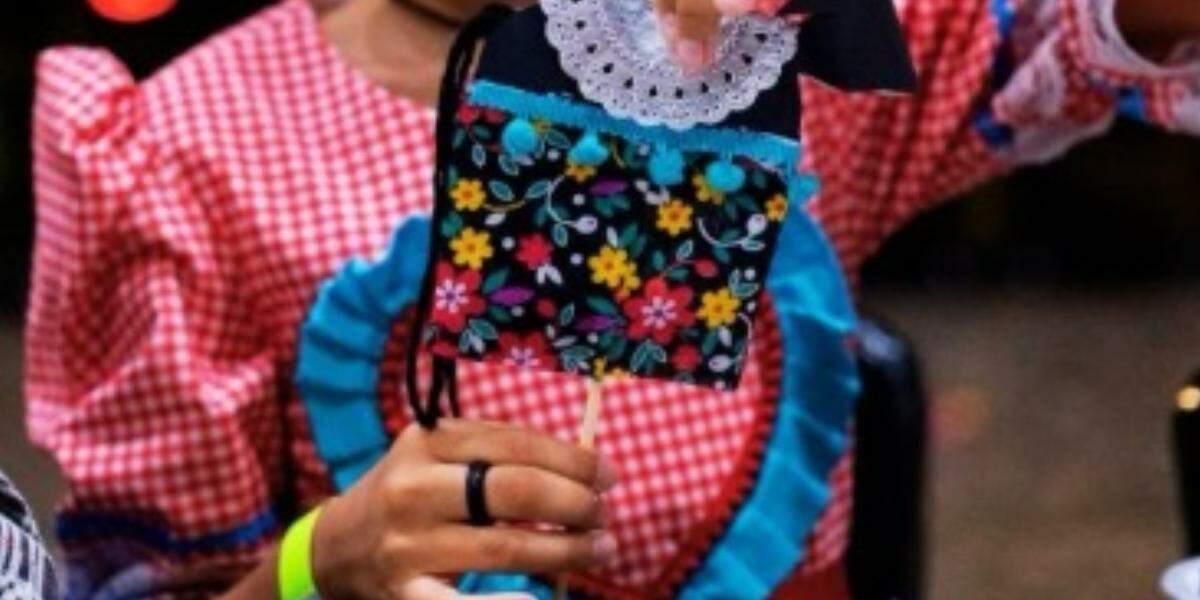 A atividade é uma oficina de brinquedo de mão, que propõe, além de fazer o boi bumbá, falar mais sobre a cultura brasileira