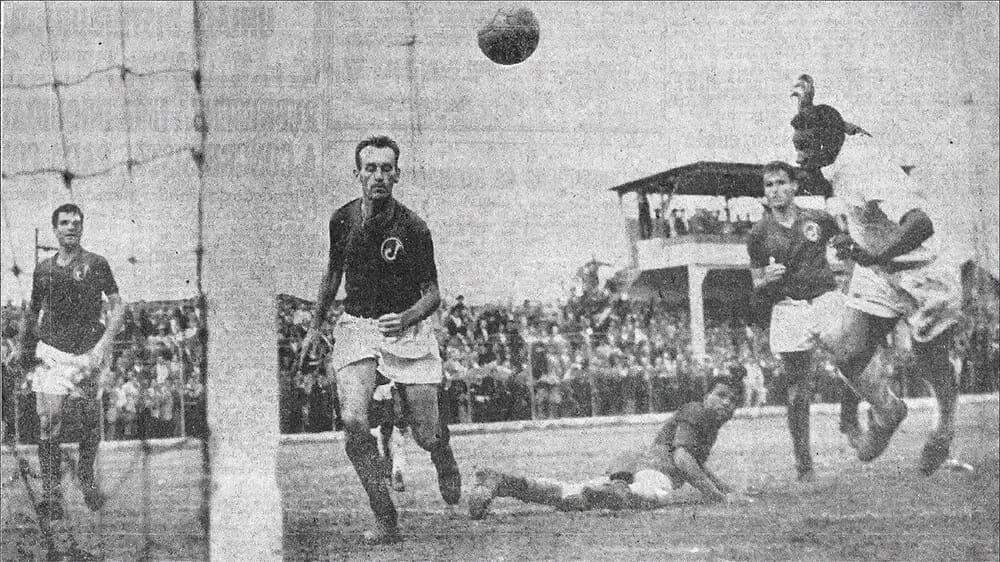 Fotografia histórica do "Gol da Rua Javari", tirada em 2 de agosto de 1959.
