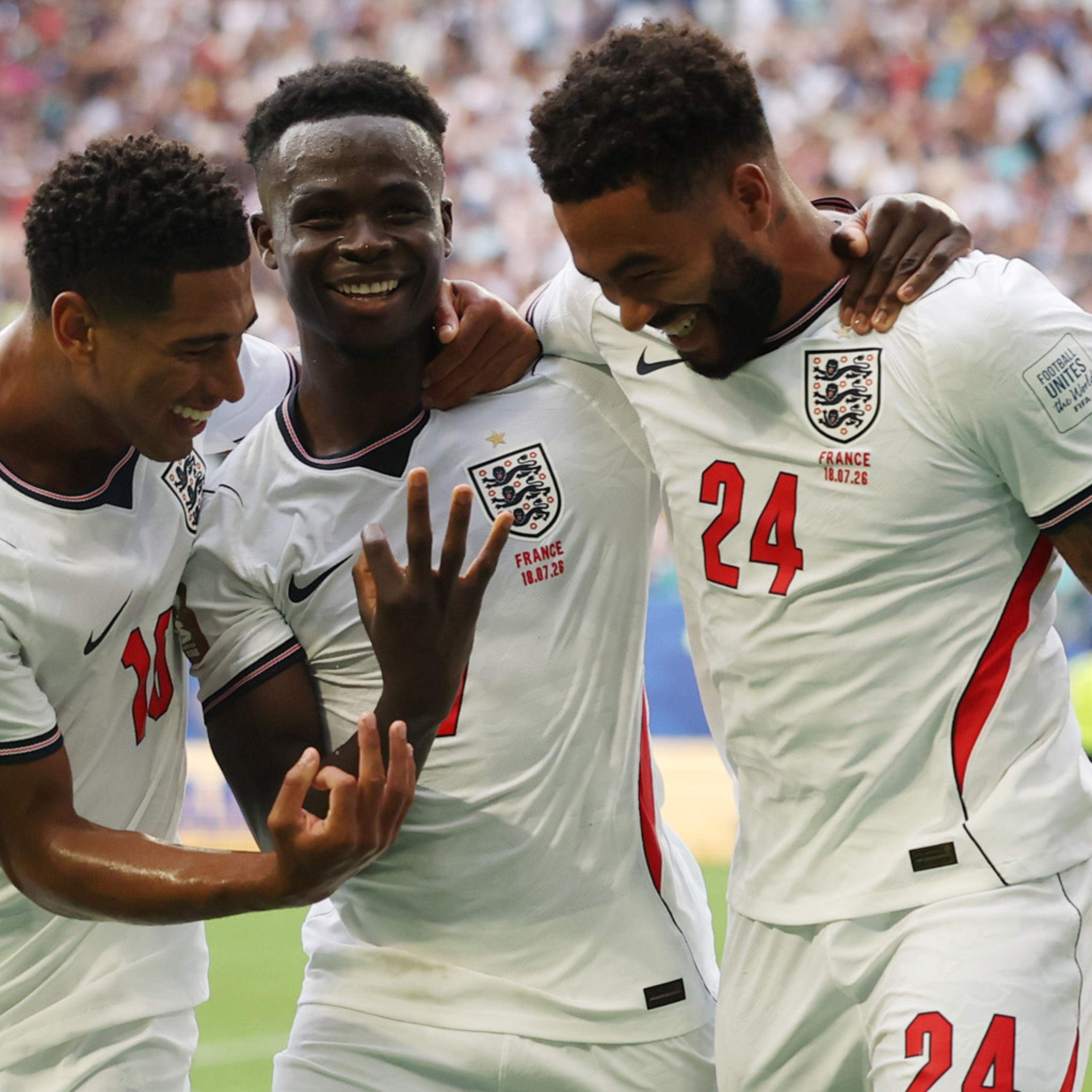 Pelo lado dos ingleses, que sofreram como nunca no segundo tempo, o destaque fica para Saka (no centro), autor de um hat-trick