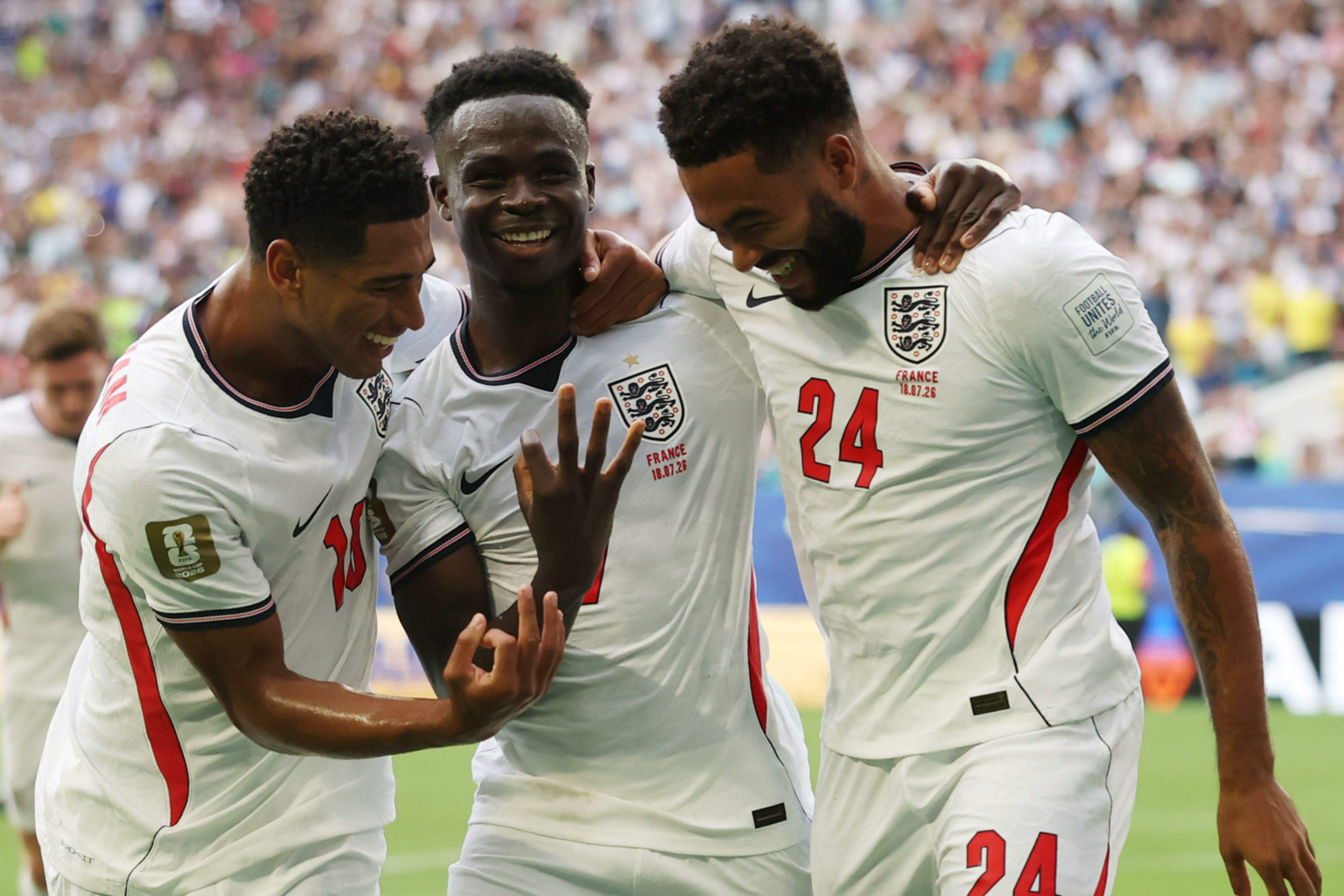 Pelo lado dos ingleses, que sofreram como nunca no segundo tempo, o destaque fica para Saka (no centro), autor de um hat-trick
