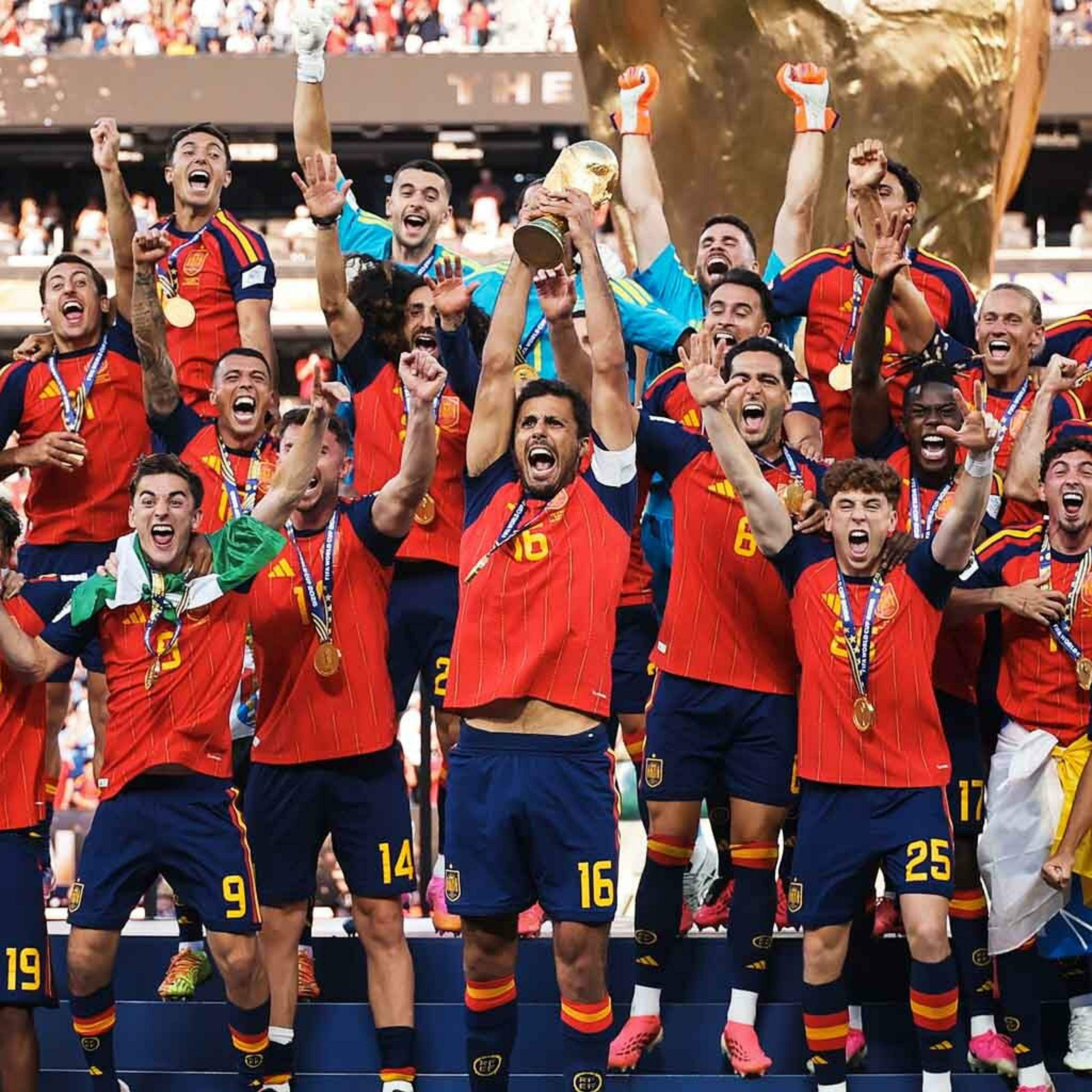 Rodri é o capitão da Espanha - ao centro, erguendo a taça - e um dos pilares do time comandado por Luis de la Fuente