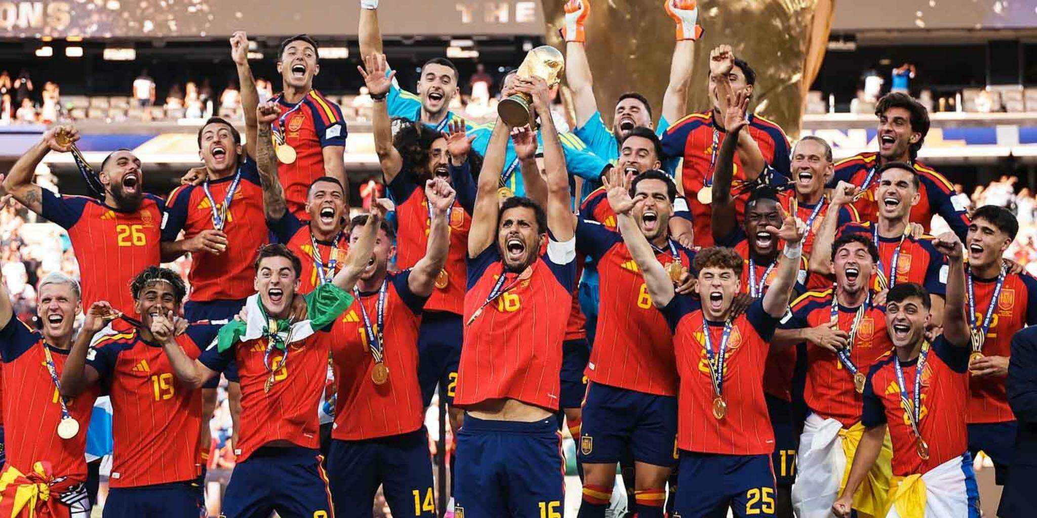 Rodri é o capitão da Espanha - ao centro, erguendo a taça - e um dos pilares do time comandado por Luis de la Fuente