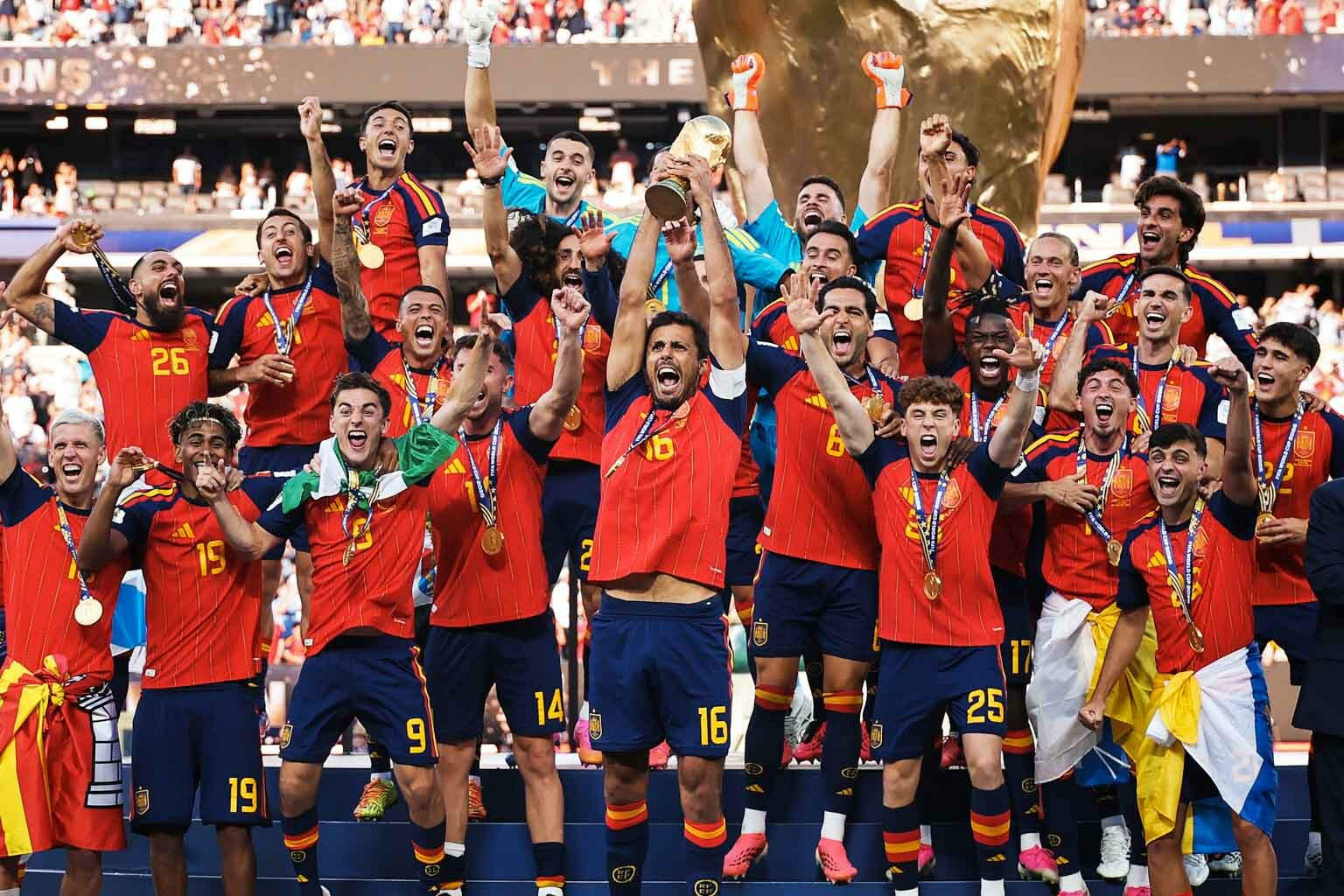 Rodri é o capitão da Espanha - ao centro, erguendo a taça - e um dos pilares do time comandado por Luis de la Fuente