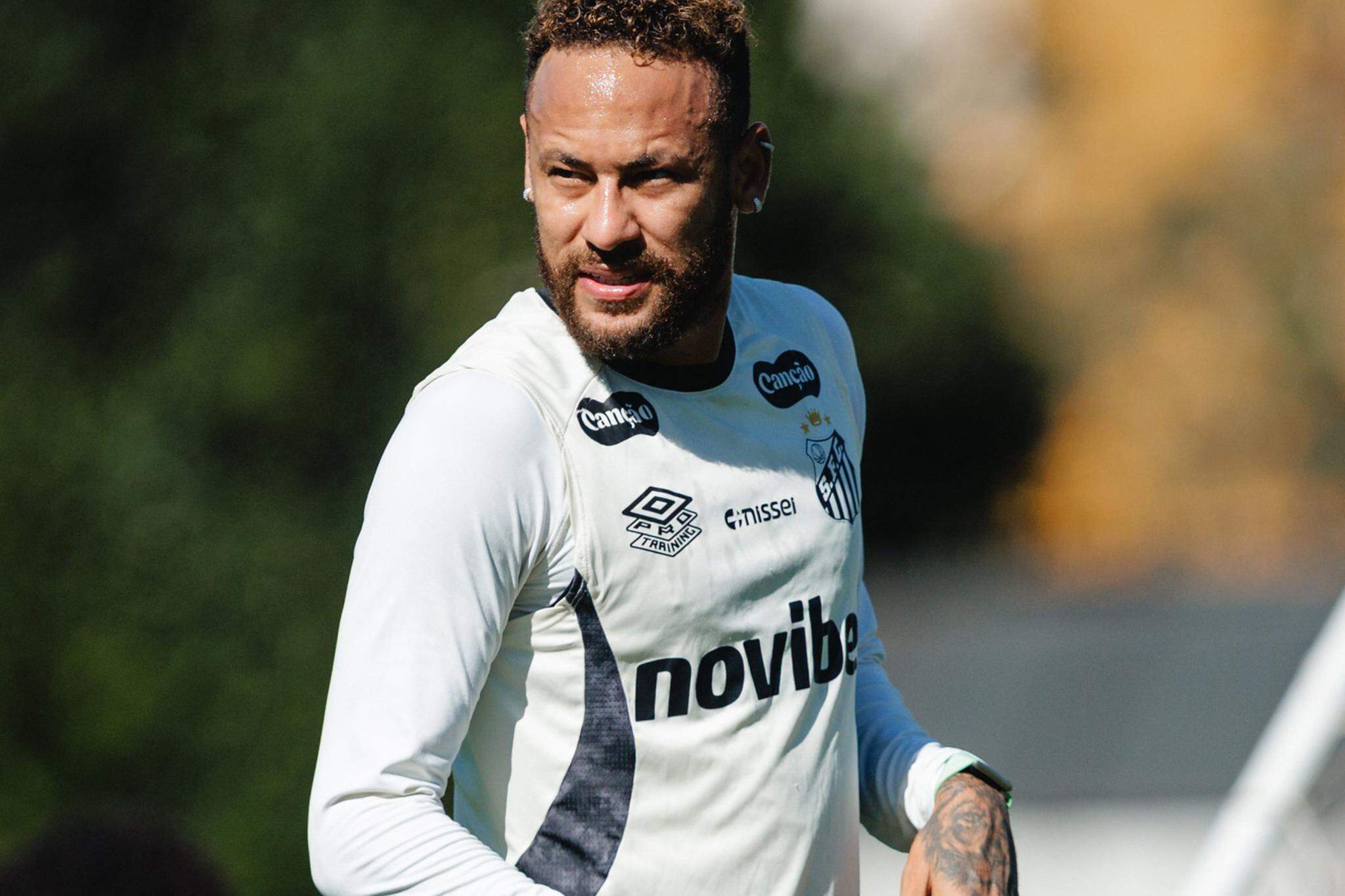 Neymar segue cronograma de preparação física após retornar da seleção brasileira, de acordo com o anúncio do Peixe