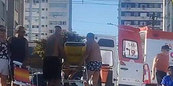 Ambulante idoso foi levado por banhistas em cadeira de praia até a ambulância enquanto equipe do Samu aguardava na avenida da orla, no Gonzaguinha, em São Vicente