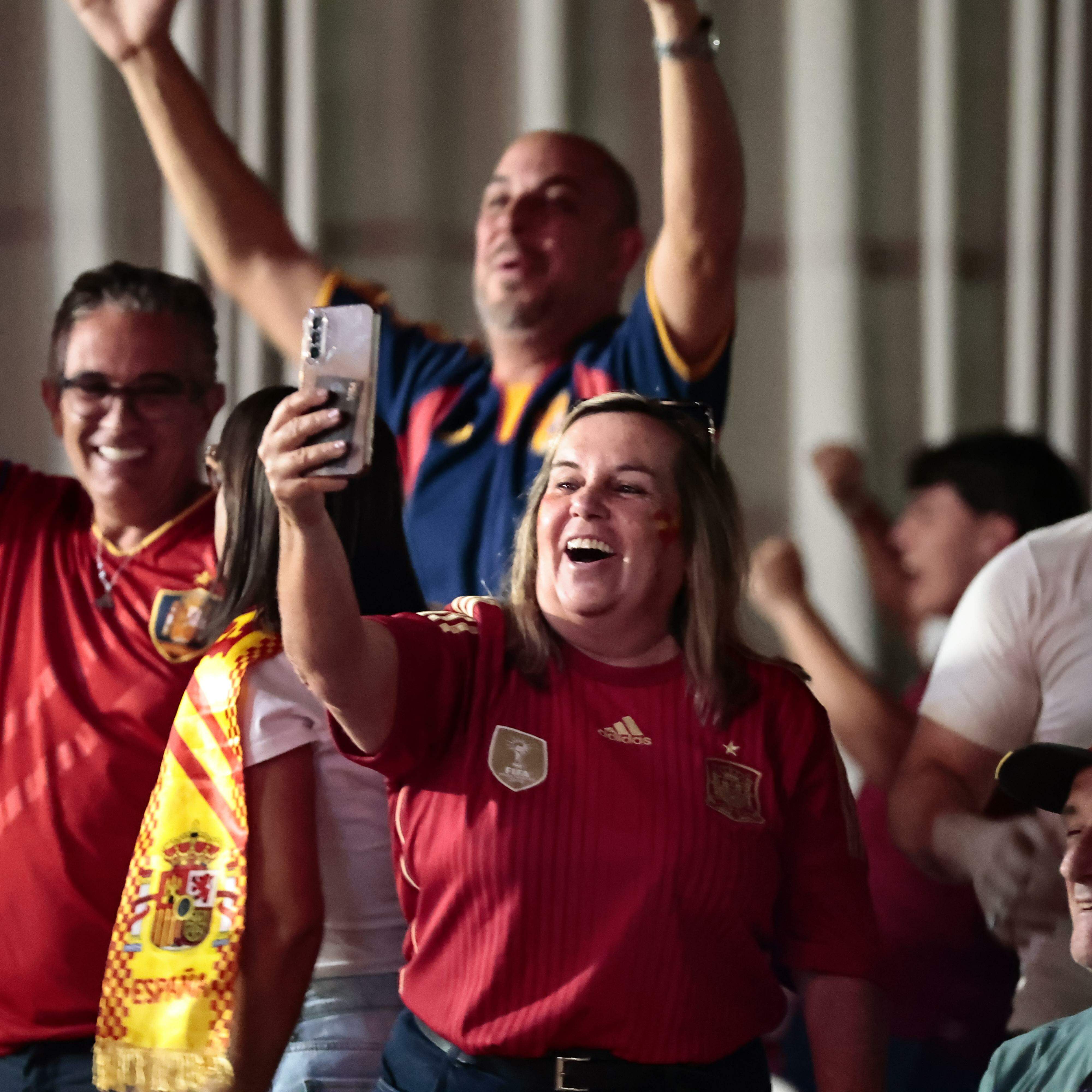 Depois de muita tensão, a comunidade espanhola reforçou seu lado festivo com a conquista deste domingo