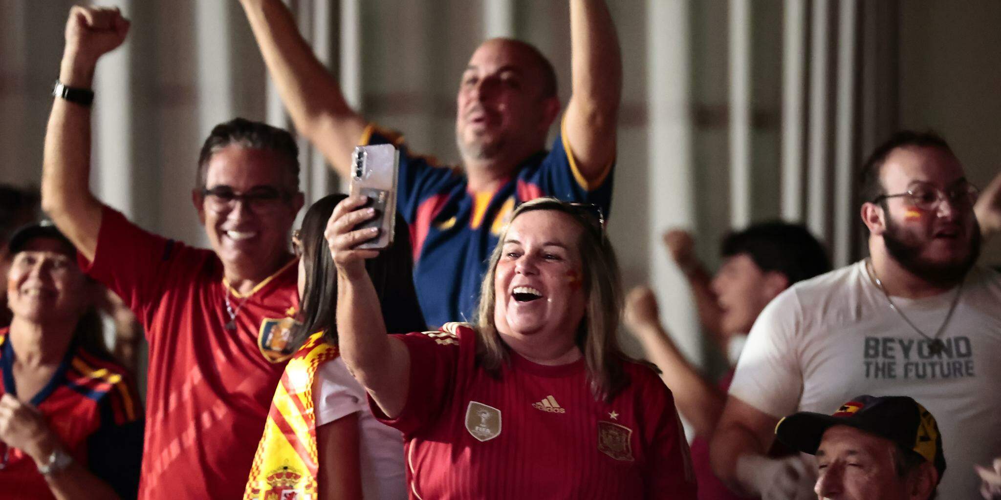Depois de muita tensão, a comunidade espanhola reforçou seu lado festivo com a conquista deste domingo