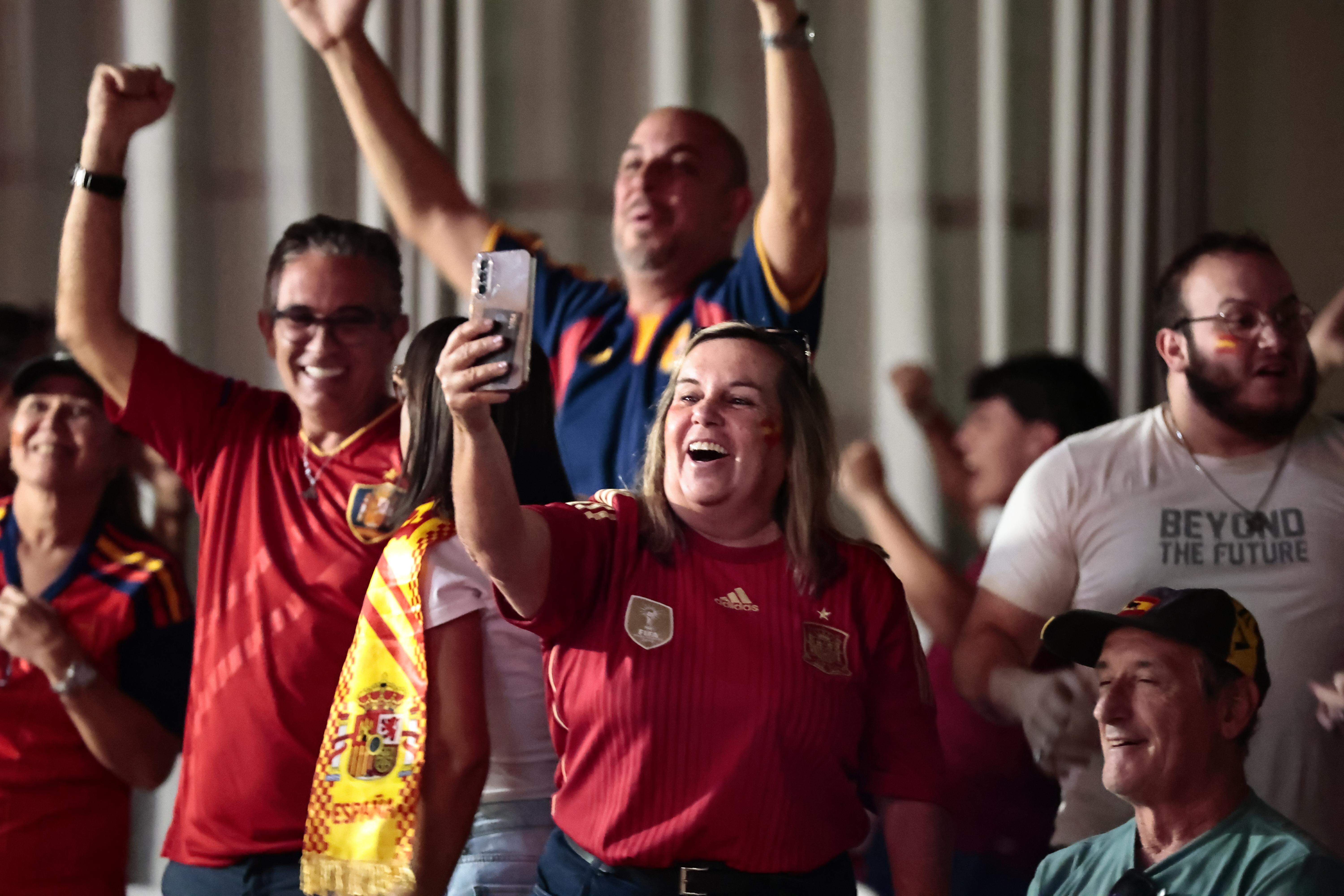 Depois de muita tensão, a comunidade espanhola reforçou seu lado festivo com a conquista deste domingo