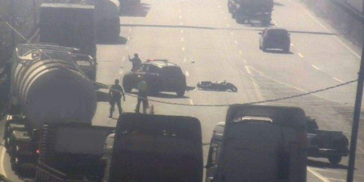 Corpo foi retirado da pista e colocado no acostamento. Perícia é aguardada no local
