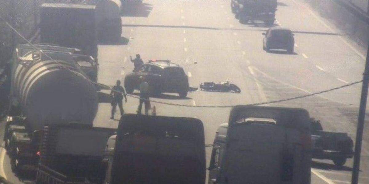 Corpo foi retirado da pista e colocado no acostamento. Perícia é aguardada no local