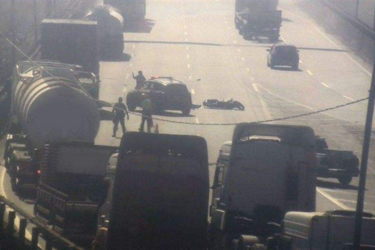 Corpo foi retirado da pista e colocado no acostamento. Perícia é aguardada no local