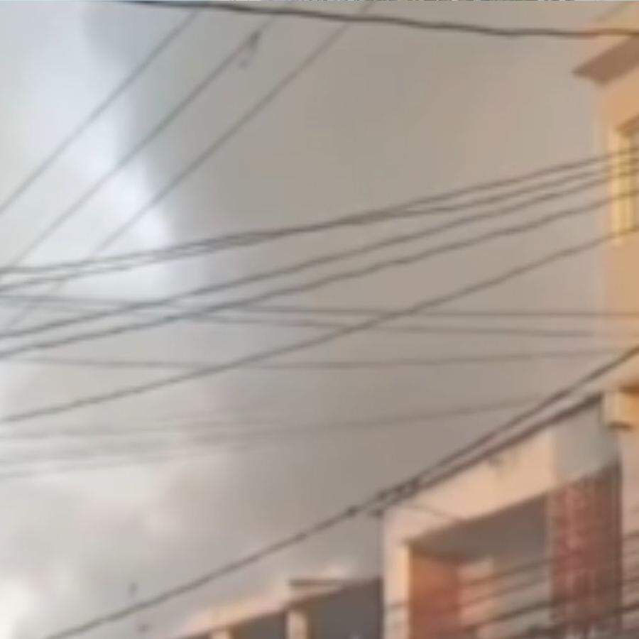 Moradia teve dois cômodos destruídos pelo fogo