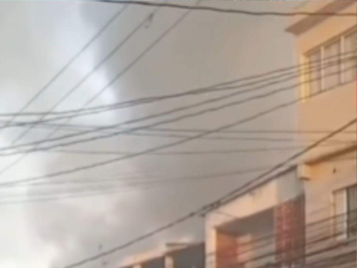 Moradia teve dois cômodos destruídos pelo fogo