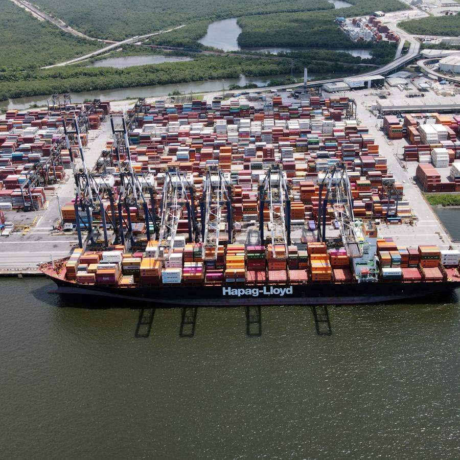 Brasil Terminal Portuário movimenta contêineres no cais do Saboó, ao lado de onde será o Tecon Santos 10
